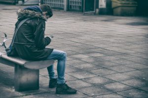 eenzaam kind op schoolplein