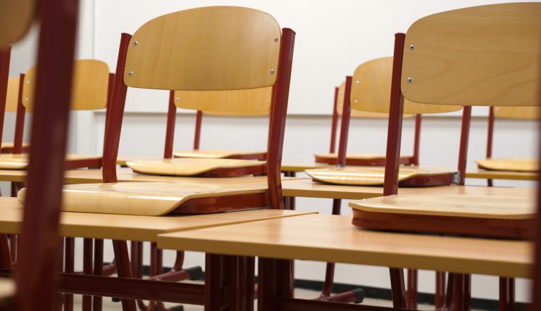 stoelen op tafels in een klaslokaal wanneer middelbare scholen later beginnen