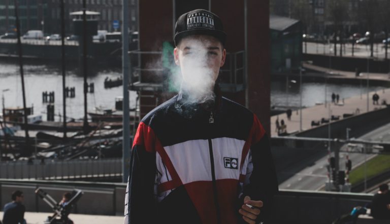 jongen rookt / hulp voor ouders als pubers roken