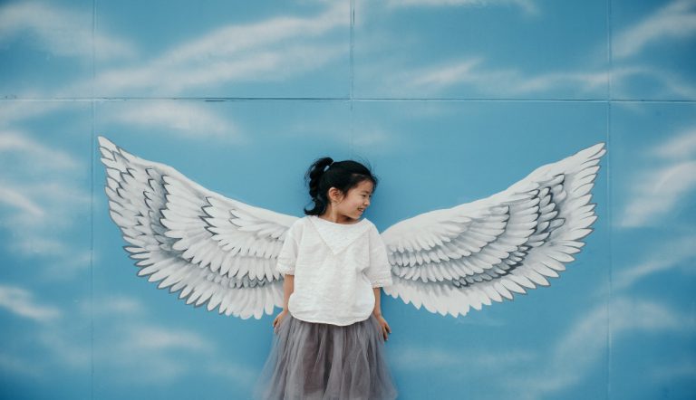 Een kind draagt engeltjes vleugels: thuis vertonen ze opstandig gedrag maar elders niet