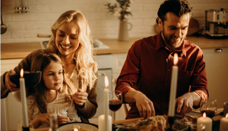 avondeten / gezin eet aan tafel