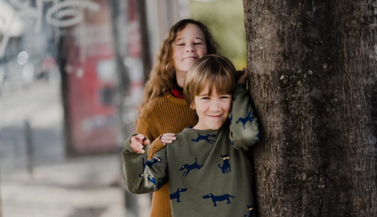 broers zussen gendergelijkheid / twee kinderen staan bij een boom