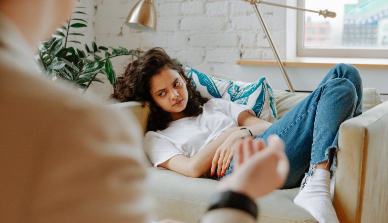 Moeder en dochter die met elkaar praten over verschillende waarden en normen