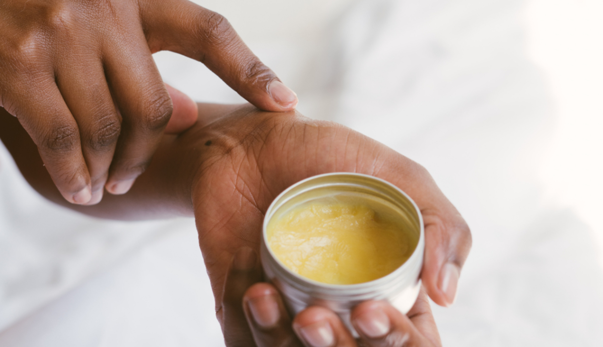 eczeem / iemand met potje crème