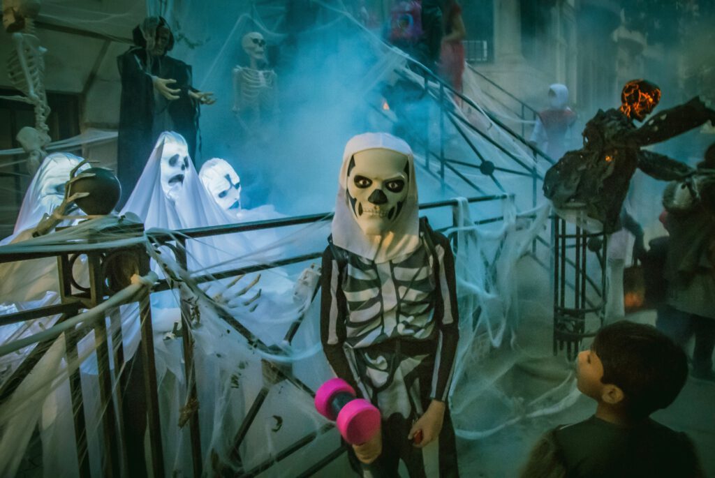 Jongetje in Halloween-outfit griezelen