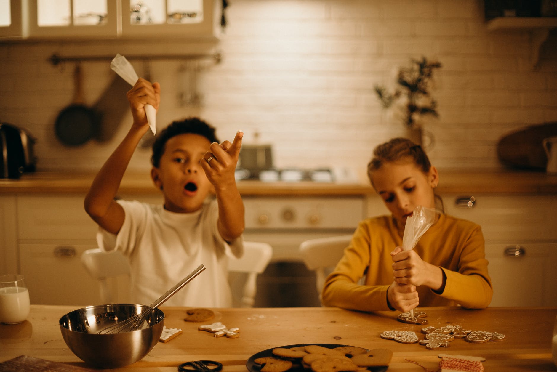Bakken voor Sint / Jongen en meisje bakken koekjes