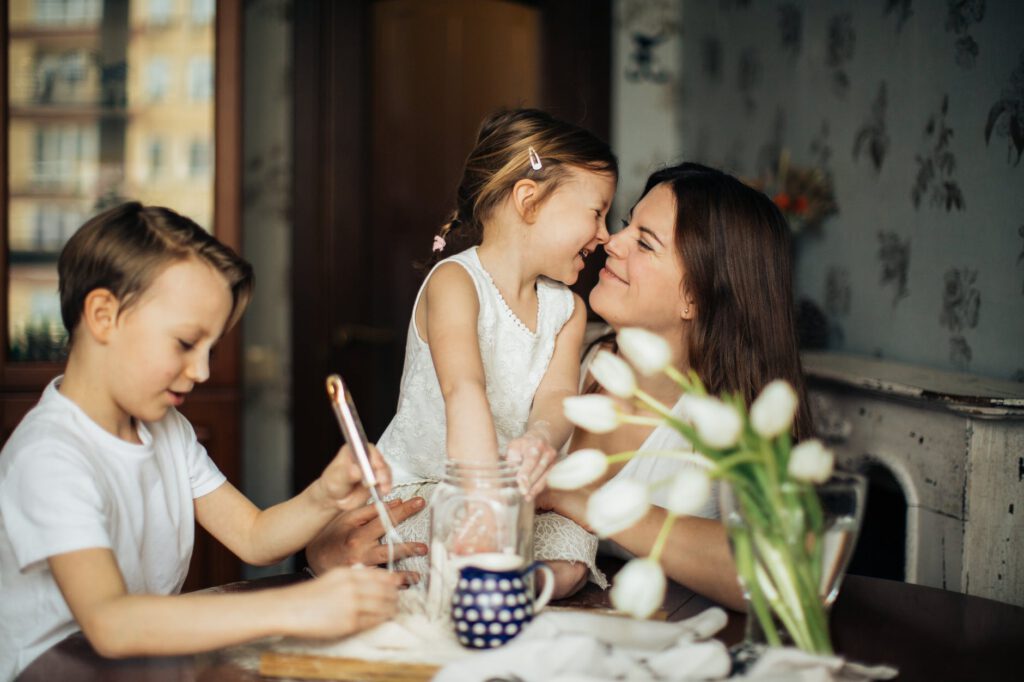 Ouderschapsverlof / moeder met zoon en dochter aan tafel