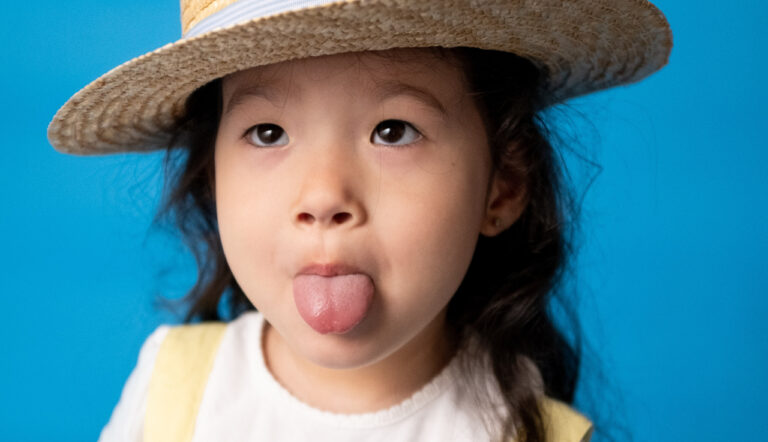 schoolfoto's / meisje steekt tong uit