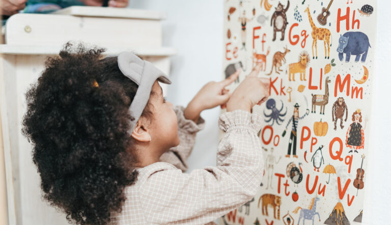 basisschool / kind wijst letters aan op poster met dieren