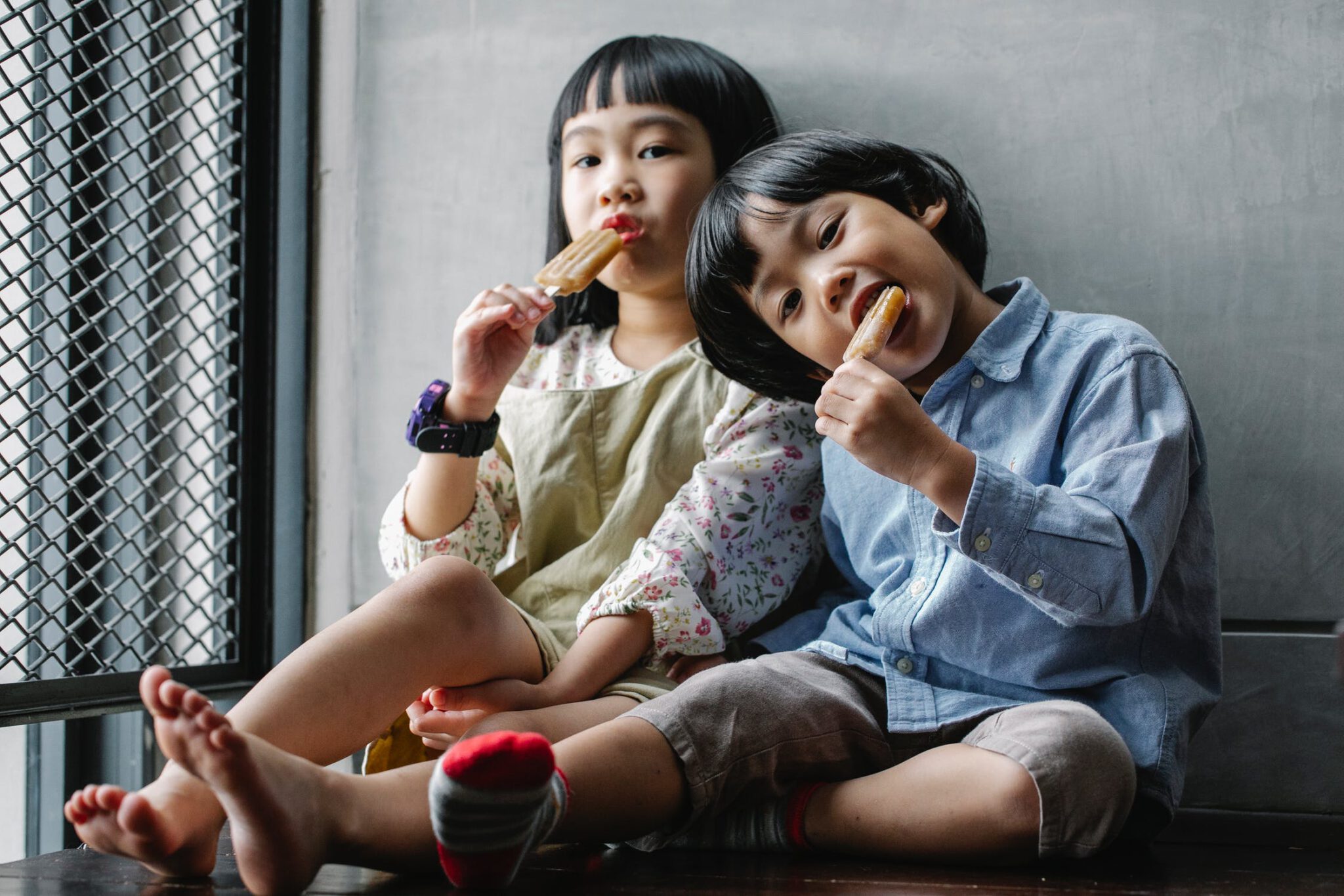 Eliminatiedieet / Jongen en meisje eten ijsje