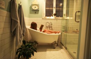 vrouw neemt tijd voor haarzelf in een bad