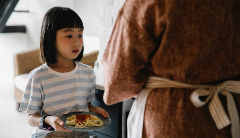 voeding en slapen / kind met bord spaghetti