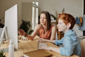 internetgebruik / moeder en kind achter computer