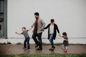 Gezin op straat met twee kinderen