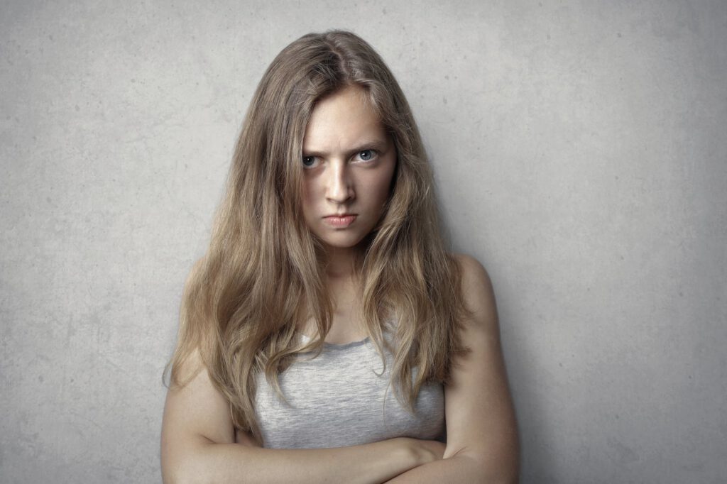 autoritair ouderschap / vrouw die boos kijkt
