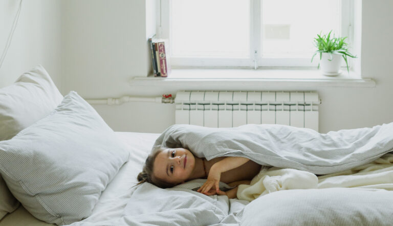 Kind in het bed van haar ouders omdat ze vroeg wakker is