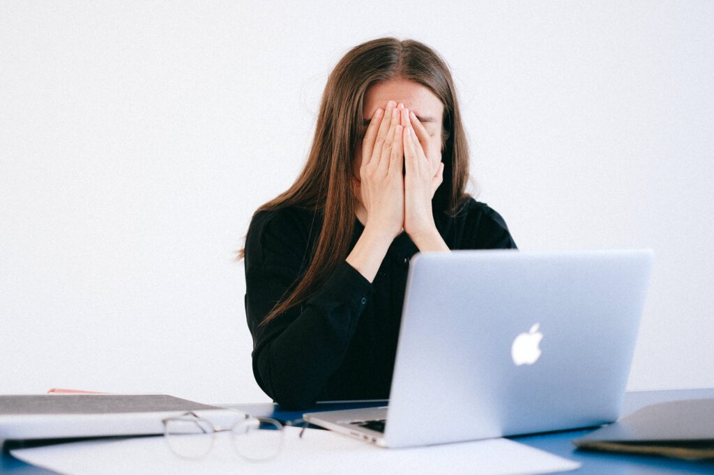 stress / meisje met handen voor het gezicht