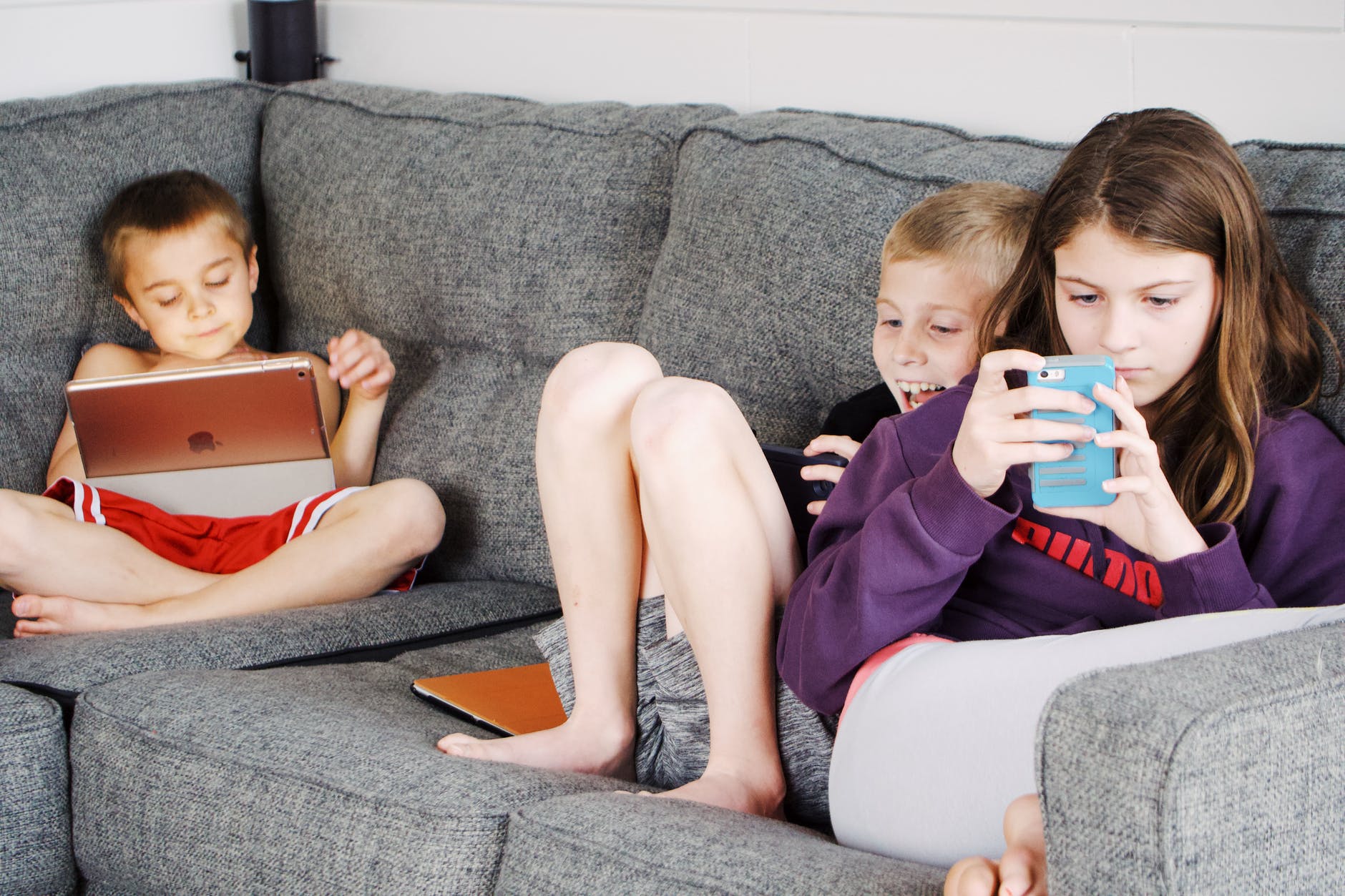 schermtijd / kinderen op de bank op telefoon en tablet