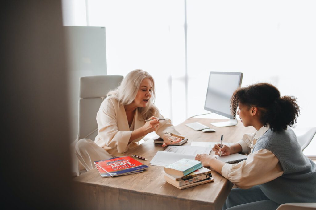 wiskundehuiswerk / vrouw geeft huiswerkbegeleiding aan kind