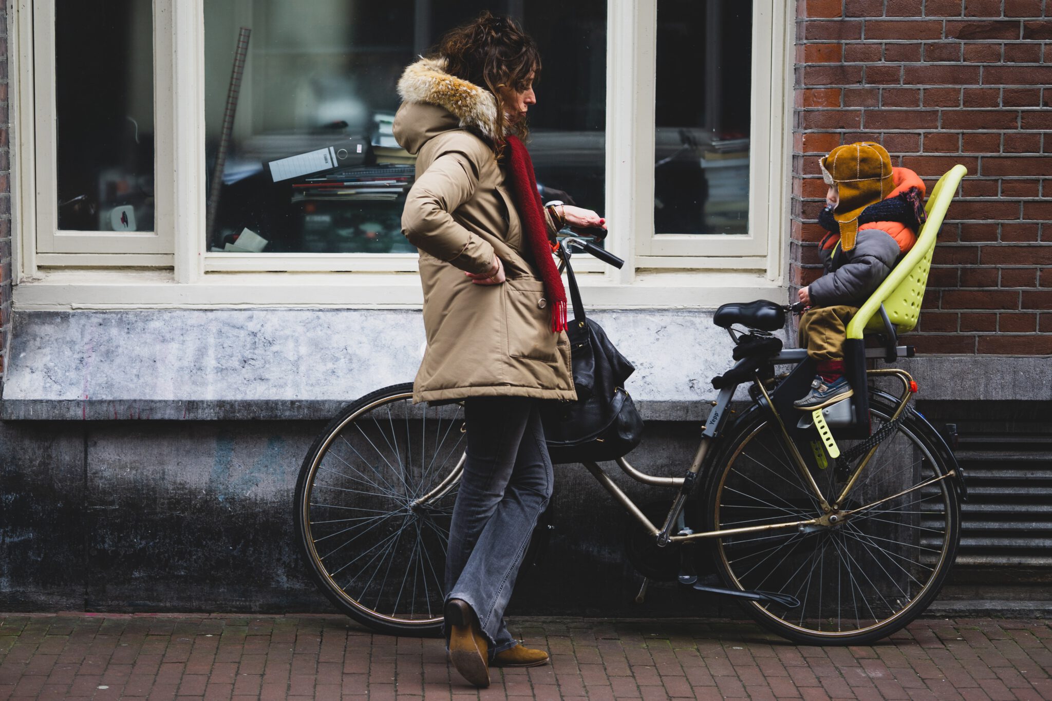 moeder met fiets en kind opvoeding nederland