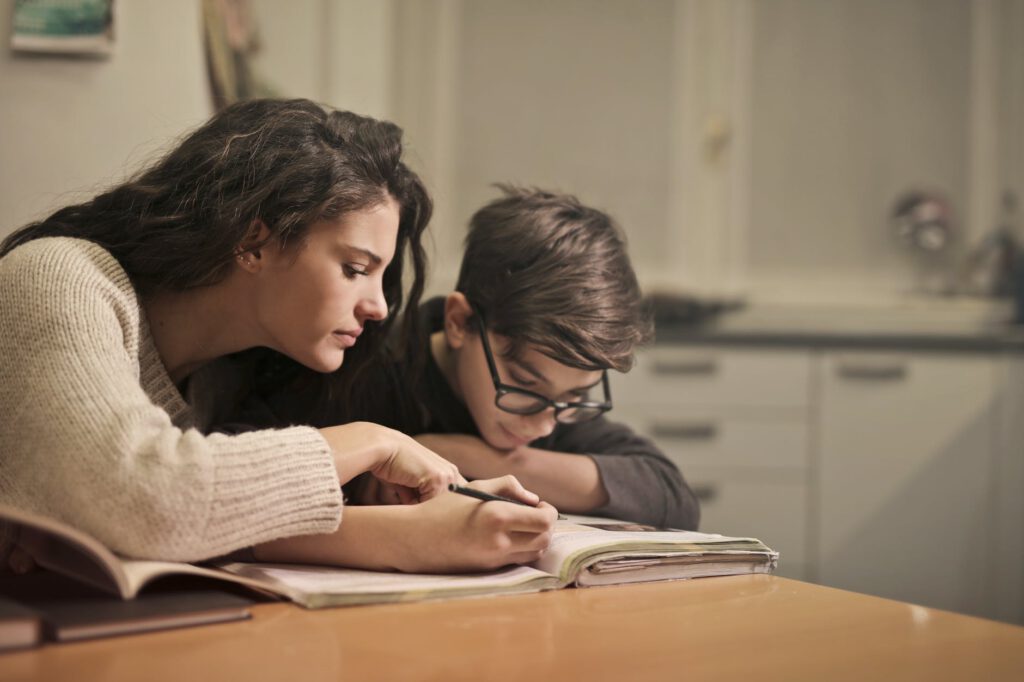 dyslexie dyslectisch / moeder helpt zoon met schoolwerk