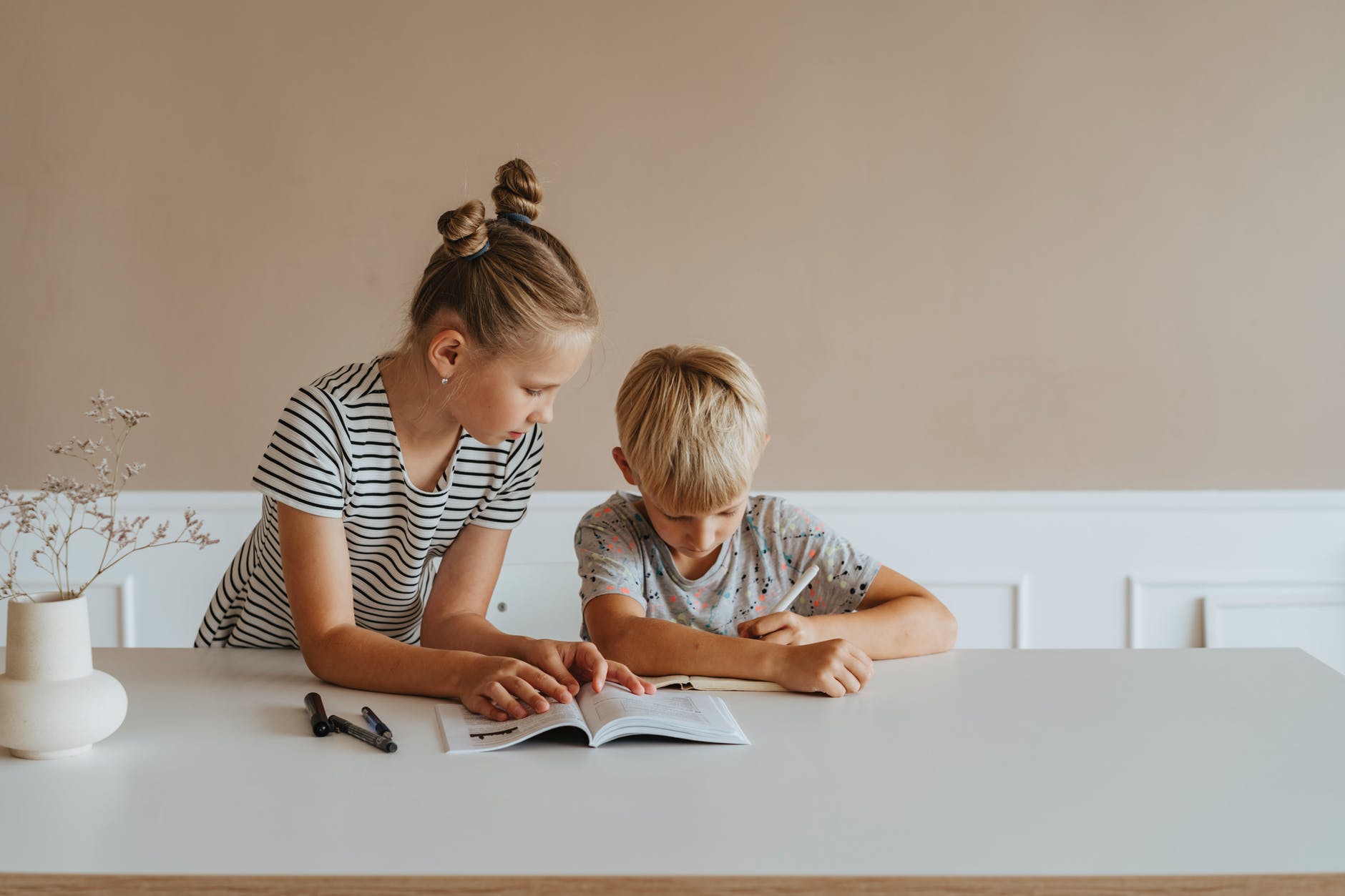 oudste kind / zus helpt broertje met lezen en schrijven