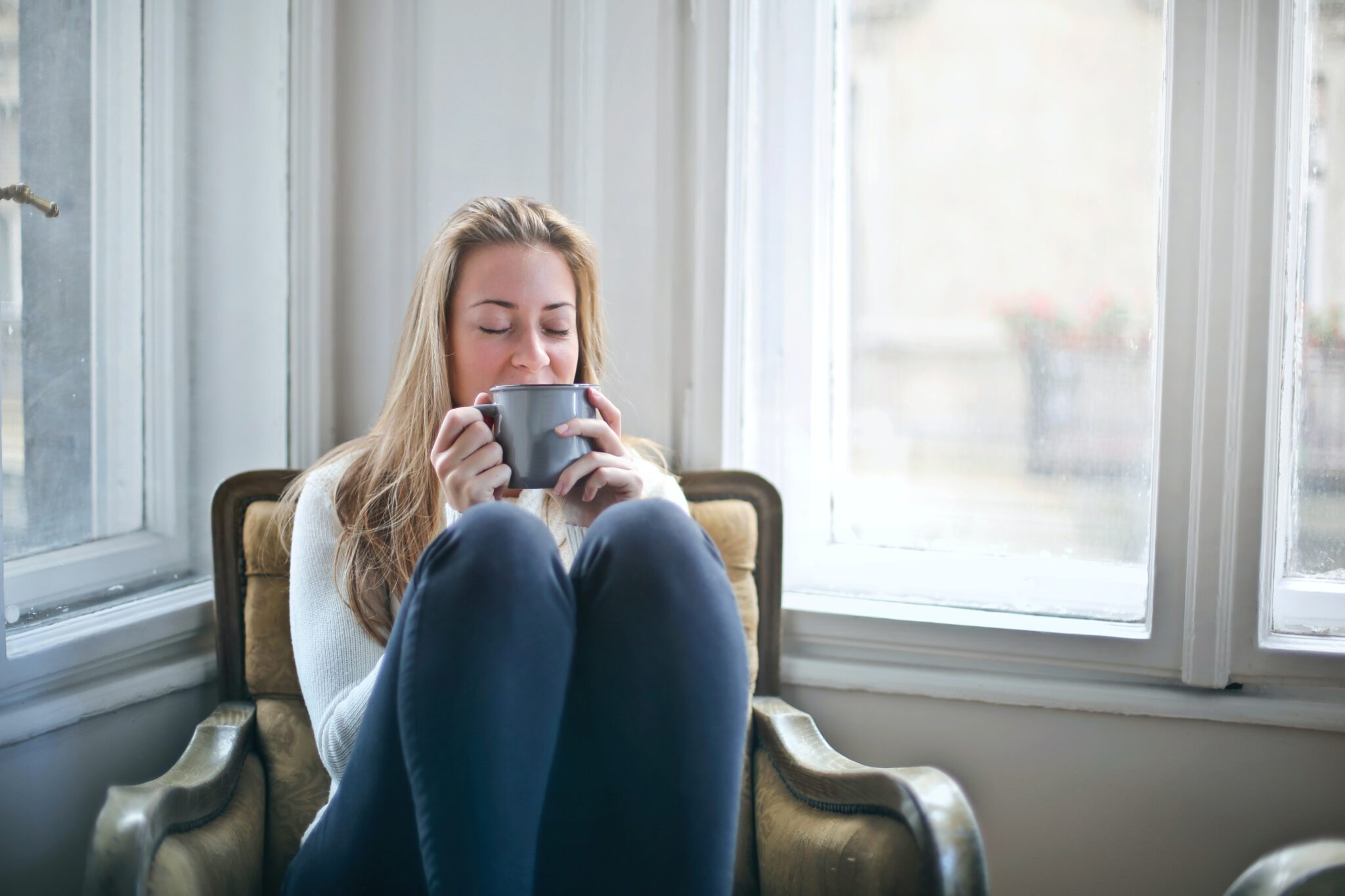 vrouw drinkt koffie alleenstaande ouder