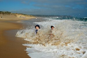 Weinig geld? Super leuke vakantie. Twee kinderen in de branding