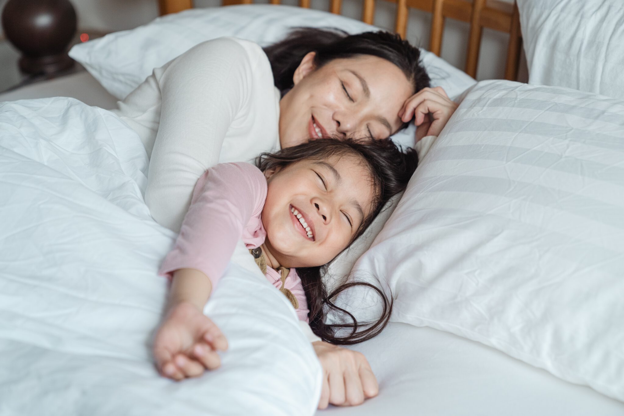 Kind in je bed laten slapen. Moeder met dochter in bed