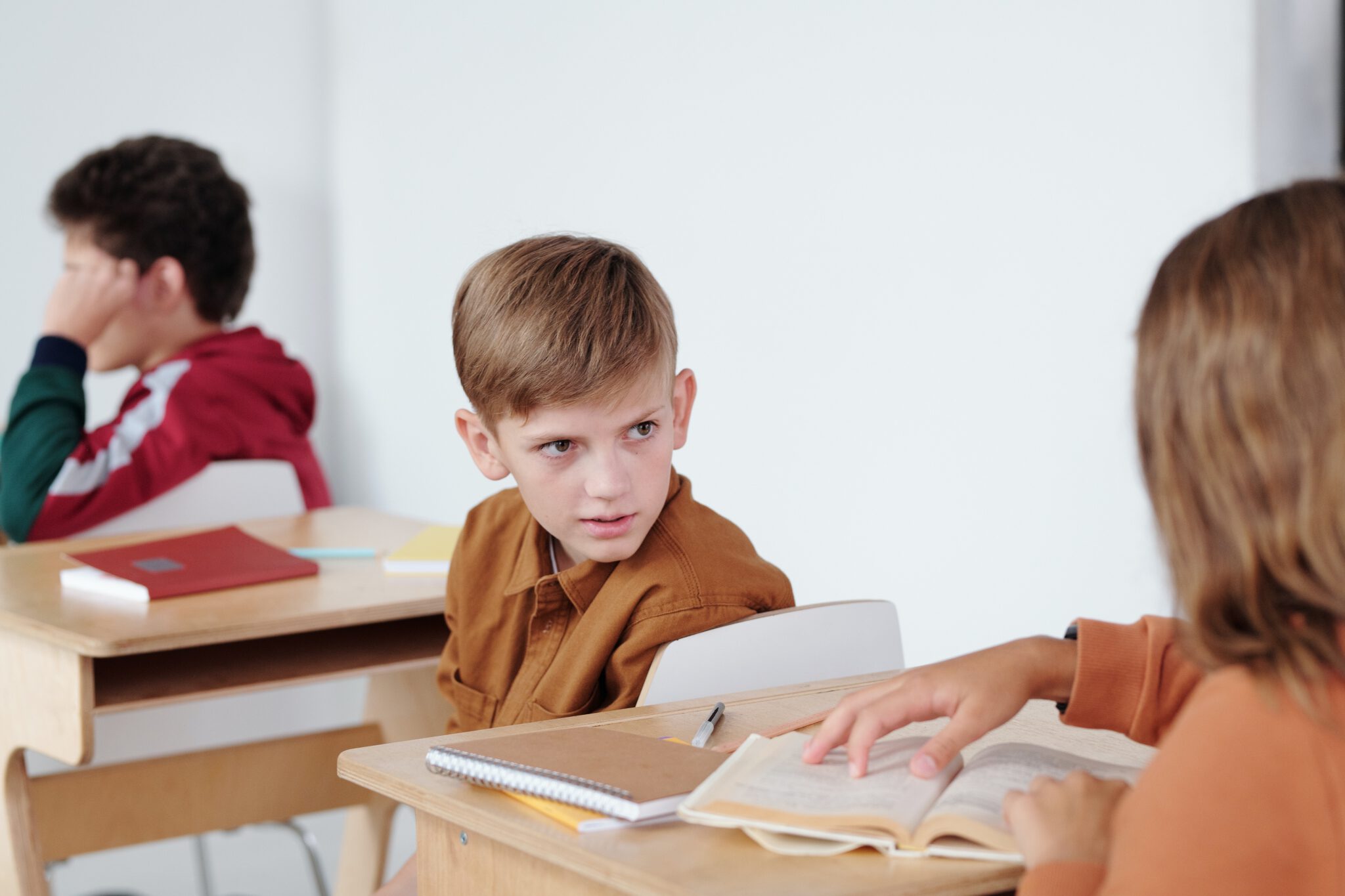 Een onveilige klas. Wat kun je eraan doen? Jongetje in de klas