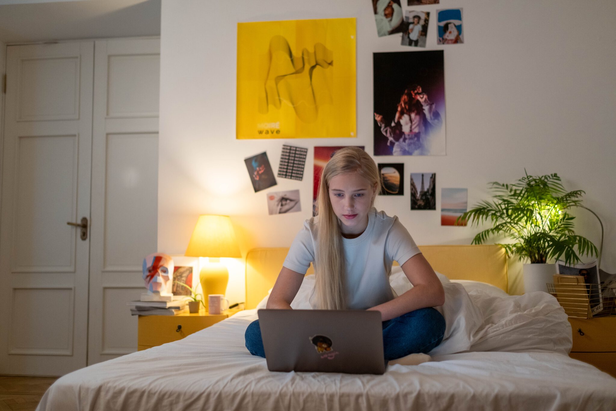 Tiener op bed met laptop ervaart stress