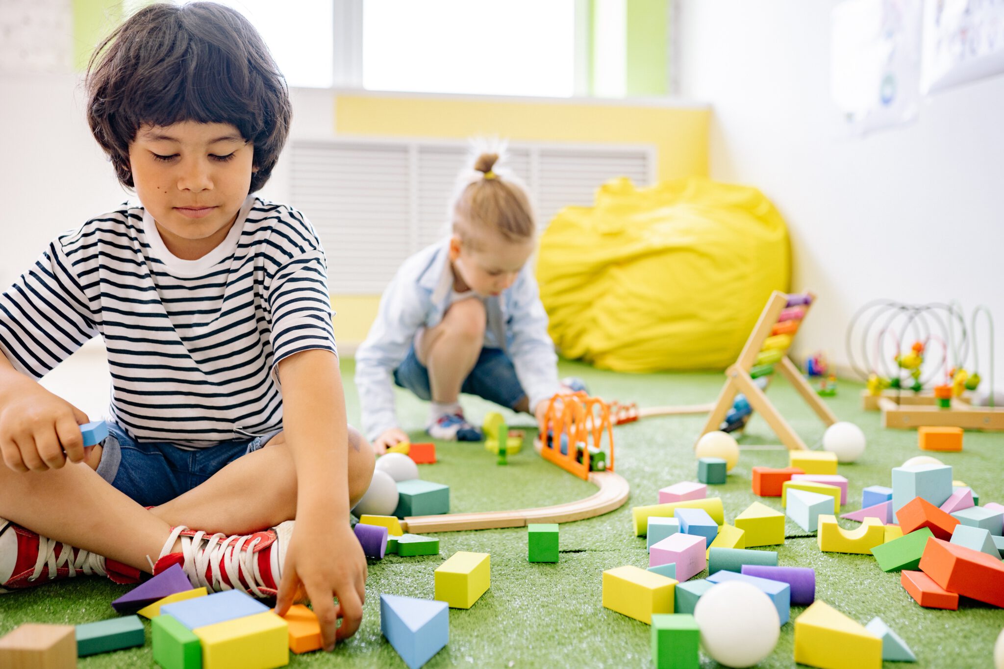 leren kinderen speelgoed opruimen