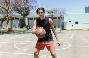 jongen basketbal - jongeren sporten minder