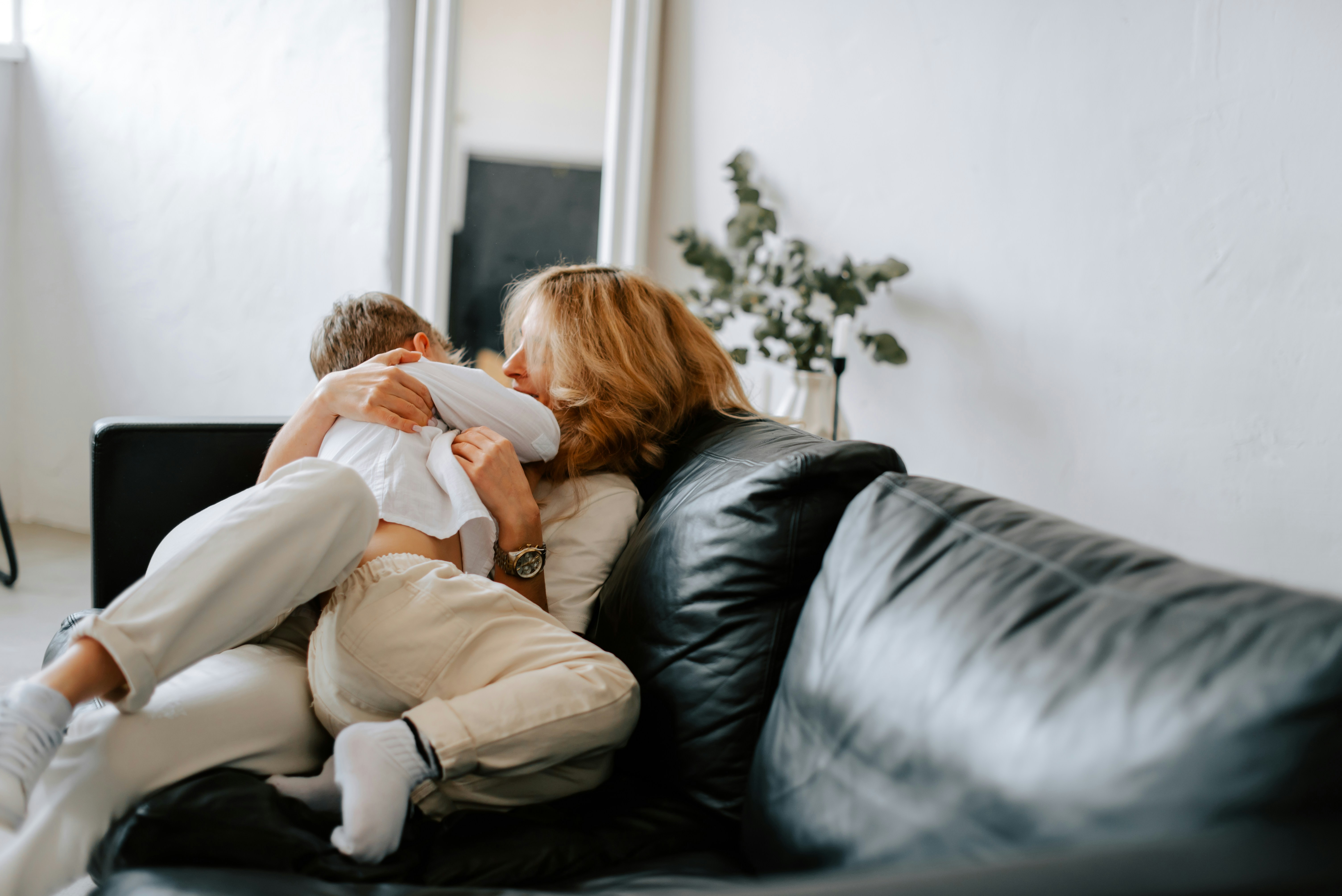 moeder en zoon op de bank