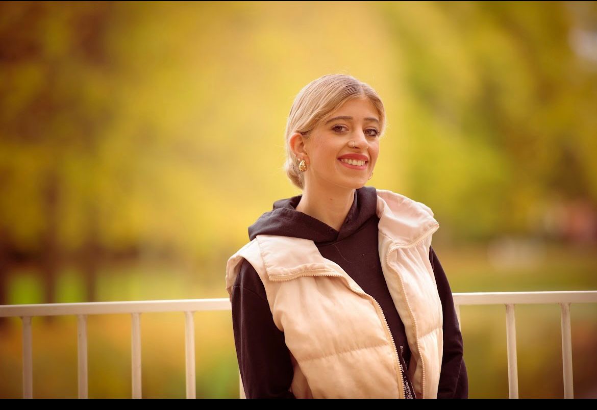 Acelya FAS in bodywarmer in de natuur voor een hekje