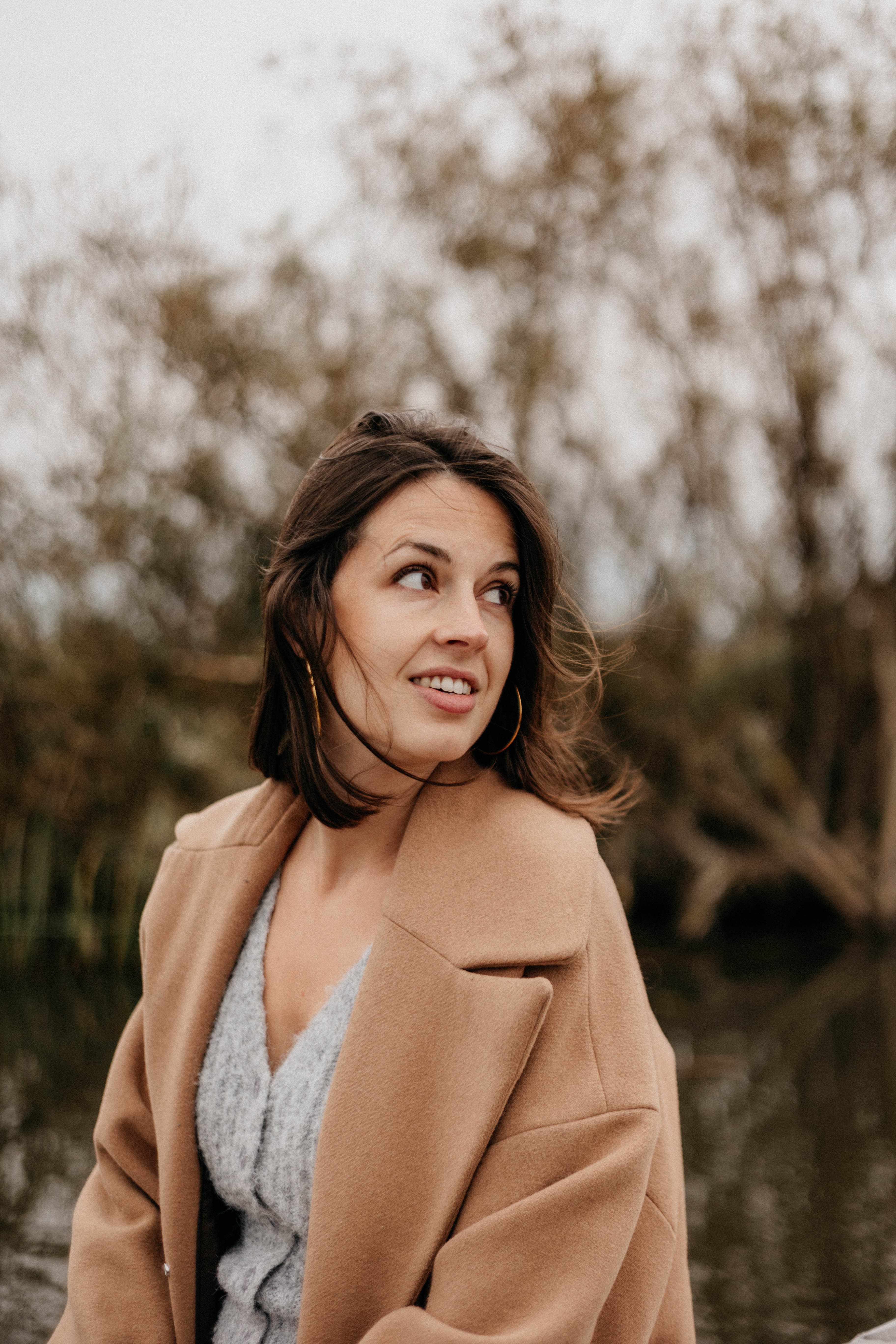 Michelle Rijkers orthopedagoog Jordan Lyceum zittend in de natuur