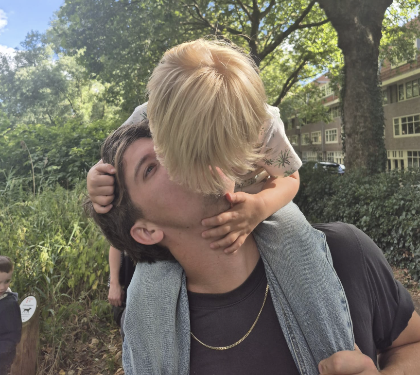 Anderhalf jaar na de geboorte van zijn zoon werd Ro alleenstaande vader: ‘Mijn hele leven stond op z’n kop’
