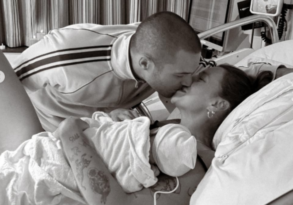 Schattig filmpje: zangeres Irene Hin stelt pasgeboren zoontje Parker voor aan de wereld